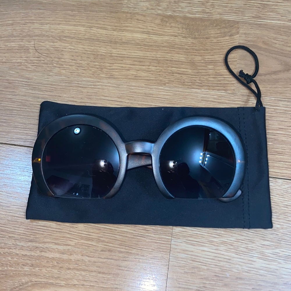 Round  tourist sunglasses
